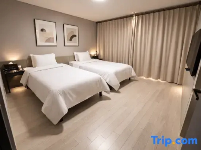 Royal Sextuple Suite