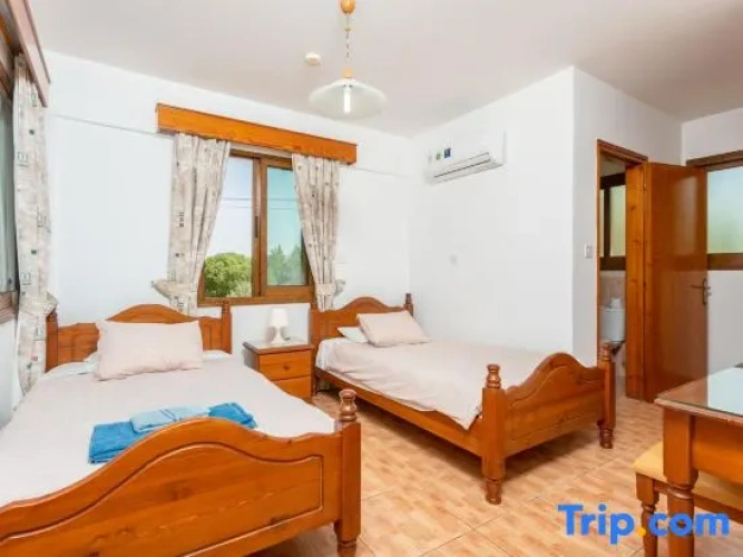 4 Bedrooms Villa
