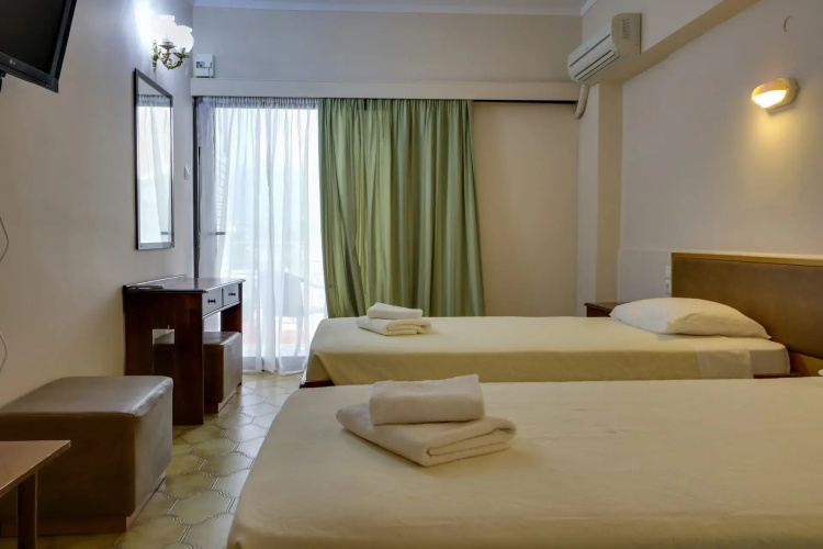 Twin room with mountain view