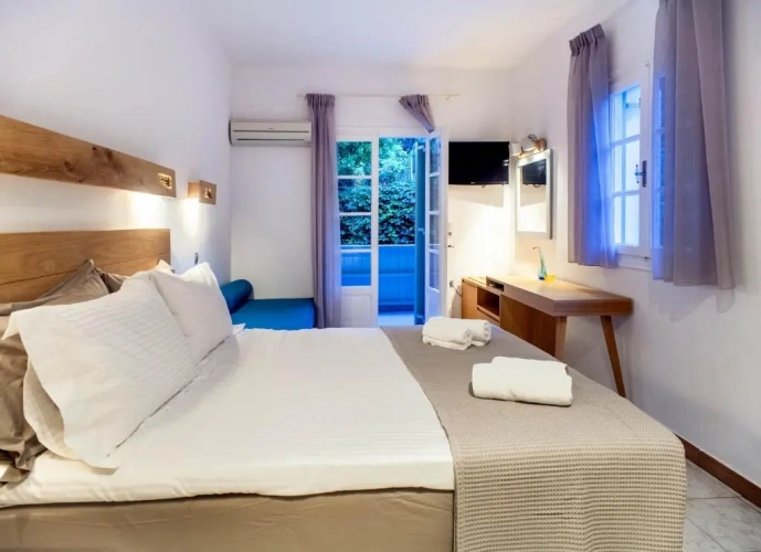 Standard Triple room