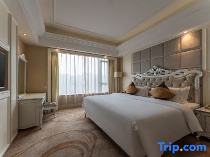 Presidential Sextuple Suite