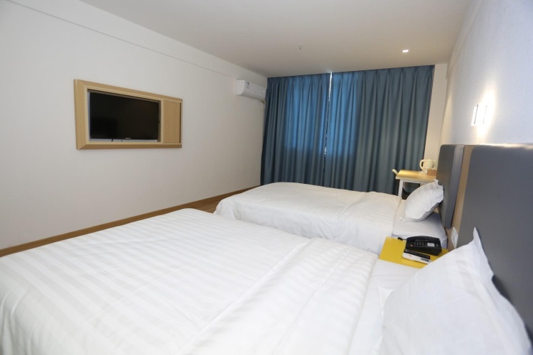 Standard Twin room with city view
