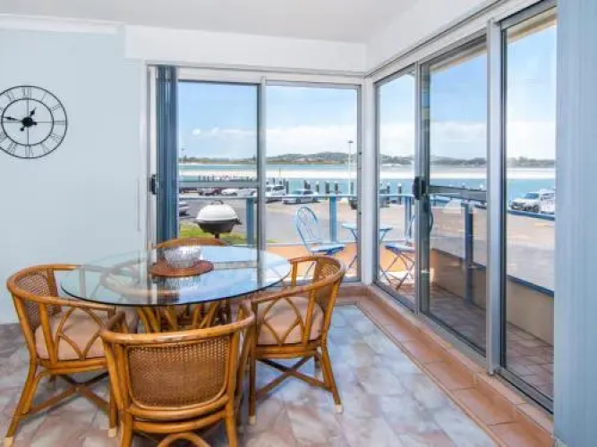 Fairholme 8, Perfect Lakefront Position