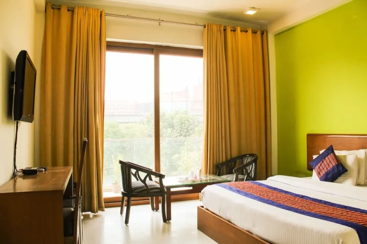 Deluxe Double room with city view