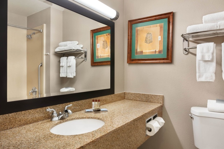 Baymont By Wyndham Greensboro/Coliseum photo 11
