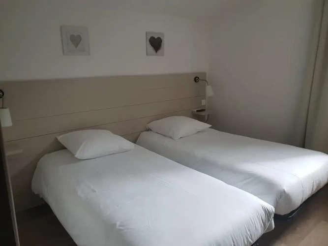 Standard Twin room with canal view
