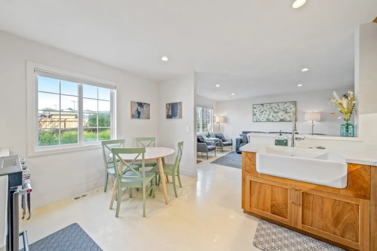 Your Dream Seaside Vacation! Charming 2 BDR Home