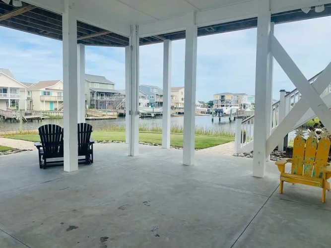 Shore Beats Workin' 5 Bedroom Home by RedAwning