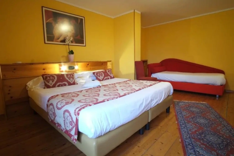Standard Triple room