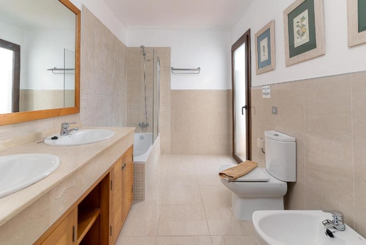 4 Bedrooms Villa