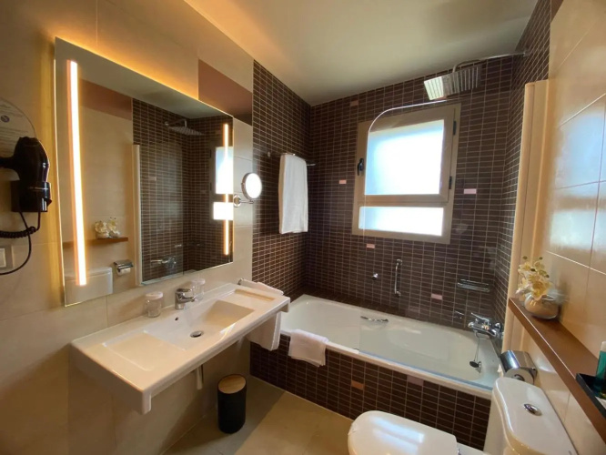 ON ALETA ROOM designed for adults photo 14