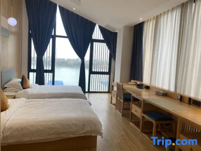 Standard Twin room with lake view