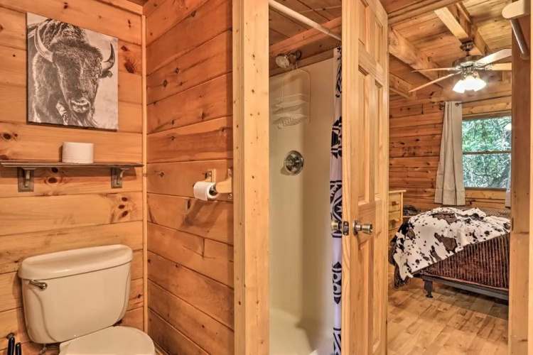 Cabin w/ Hot Tub + Deck, 3 Mi to Pigeon Forge