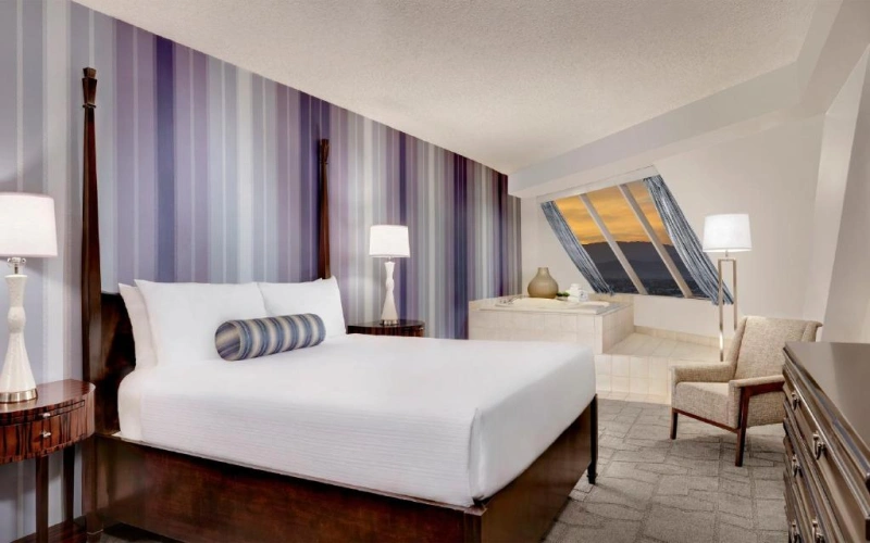 Pyramid Double Corner Suite