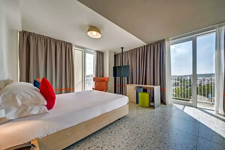 Standard Twin room with city view