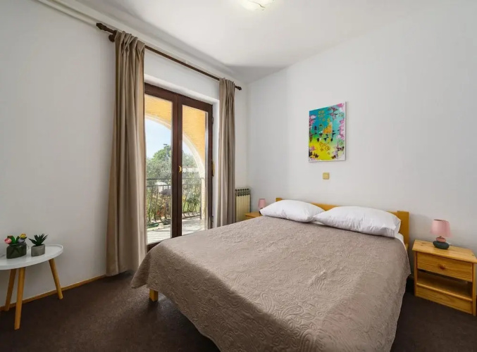 Spacious Apartment With Garden