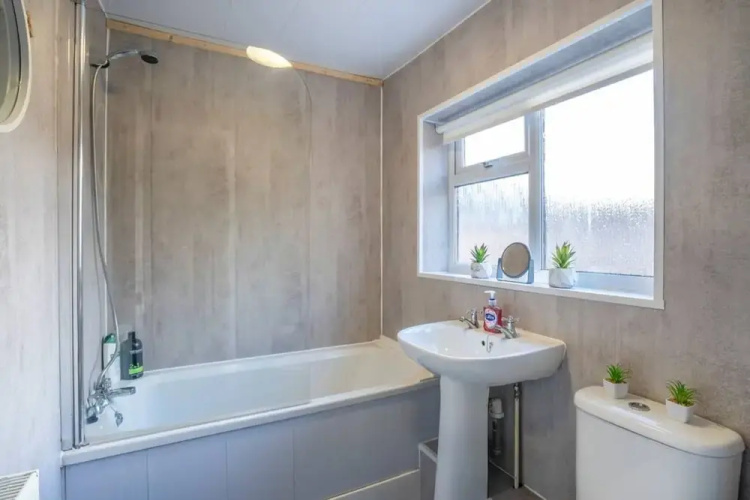 Spacious 3 Bed Flat-free Parking