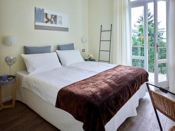 Standard Double room with lake view