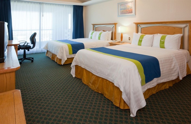 Standard Quadruple room with city view