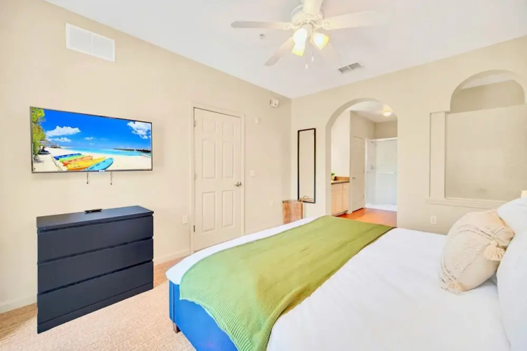 Modern 2BR Condo - With Pool Hot Tub