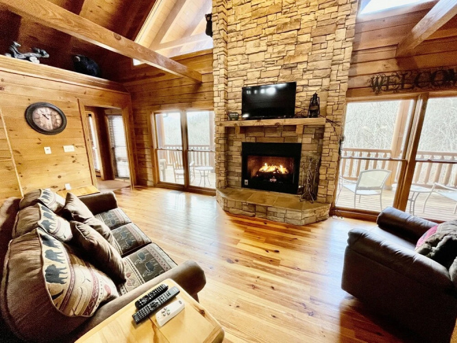 Absolute Bearadise 3 Bedroom Cabin by RedAwning