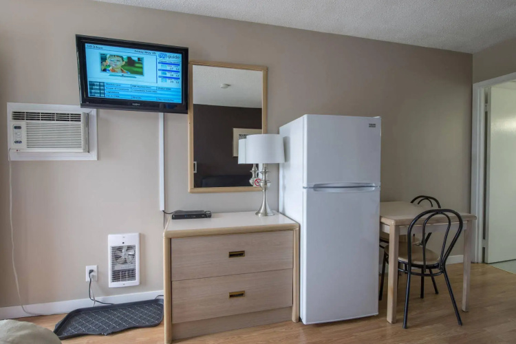 The Maple Leaf Motel Inn Towne