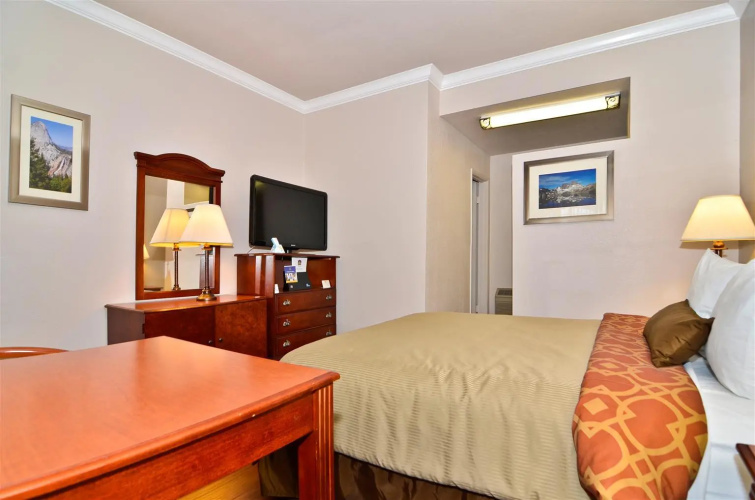Best Western Plus Bishop Holiday Spa Lodge