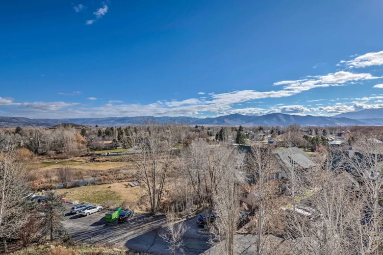 Large, Cozy Midway Studio w/ Mountain Views!