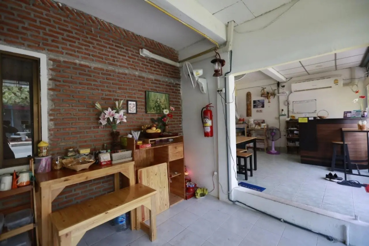 D House Hostel