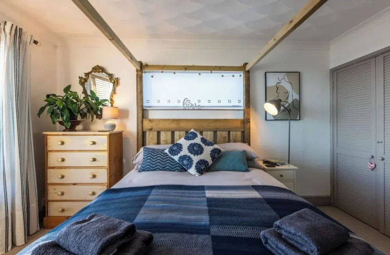 1 Bed Flat - Sleeps 2 - Pets - Balcony - Parking