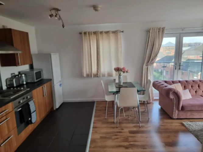 Impeccable 2-bed Apartment in Salford