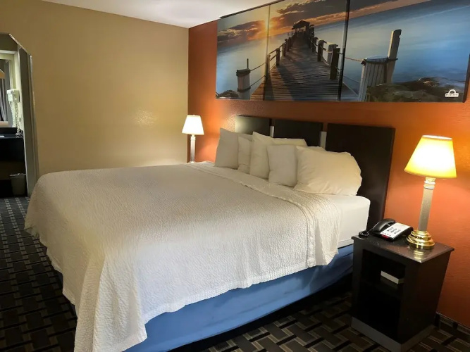 Days Inn & Suites Pine Bluff