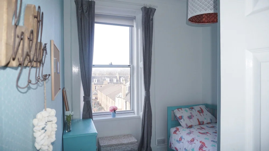 2 Bedroom Flat in Edinburgh With Free Parking