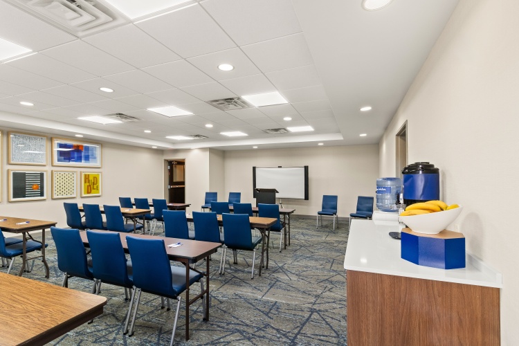 Holiday Inn Express And Suites Fairmont photo 25