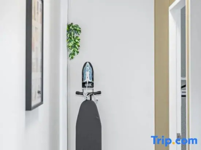 Cozy & Well-Located Room – Steps from Transit & University