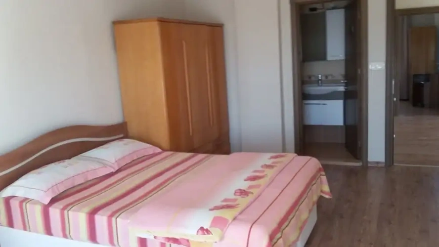 5 Bedrooms Villa