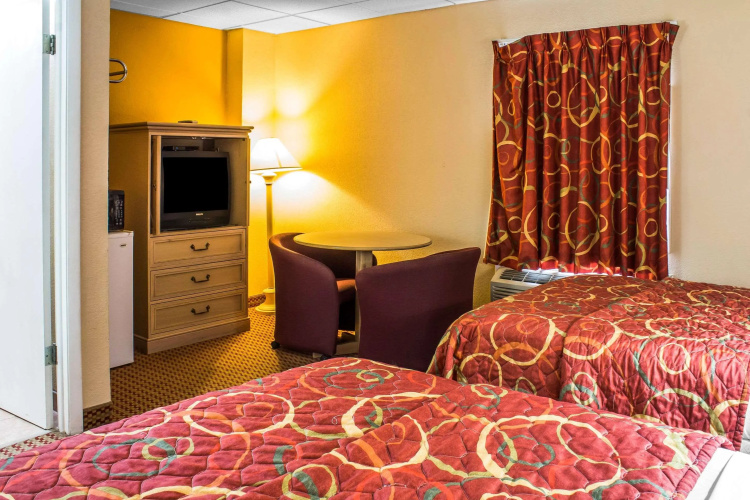 Econo Lodge Inn & Suites Walnut