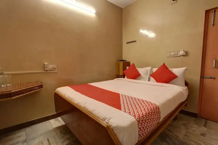 Hotel Viknesh by OYO Rooms