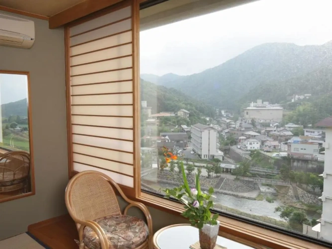 Standard room with mountain view