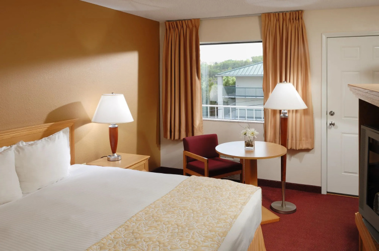 Whispering Hills Inn