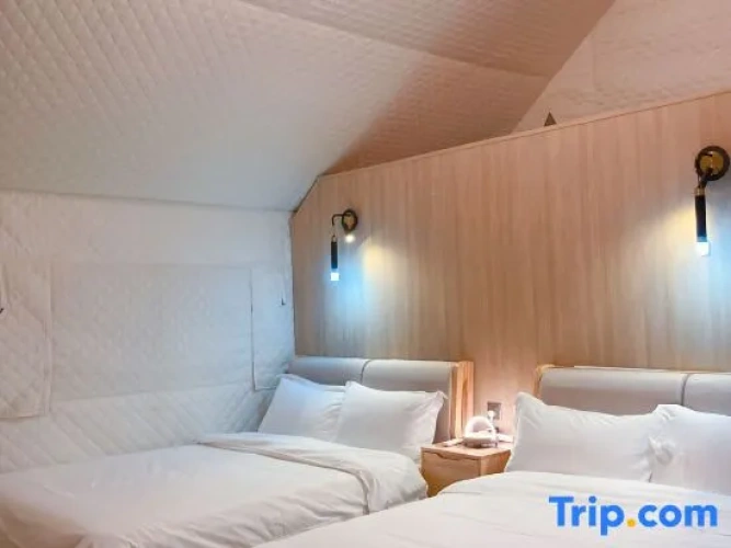 Tent with panoramic view