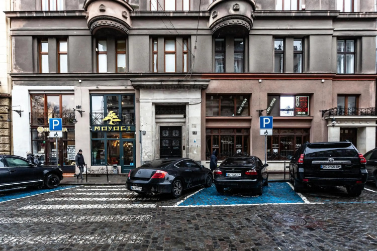 Valova 13, small studio