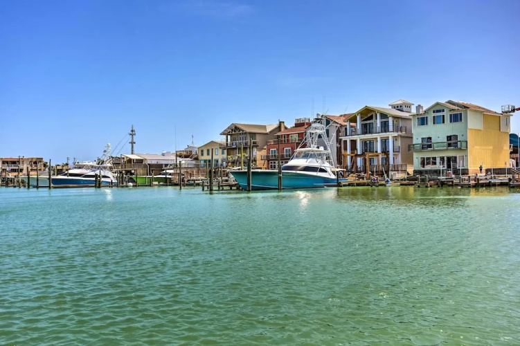Near Beach & Golfing: Port Aransas Condo w/ Deck