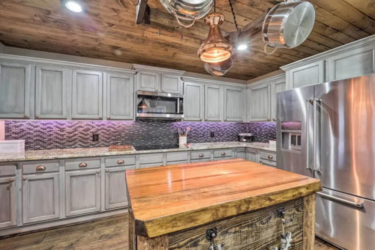 2 Mi to Slopes: Luxe Beech Mtn Cabin w/ Hot Tub