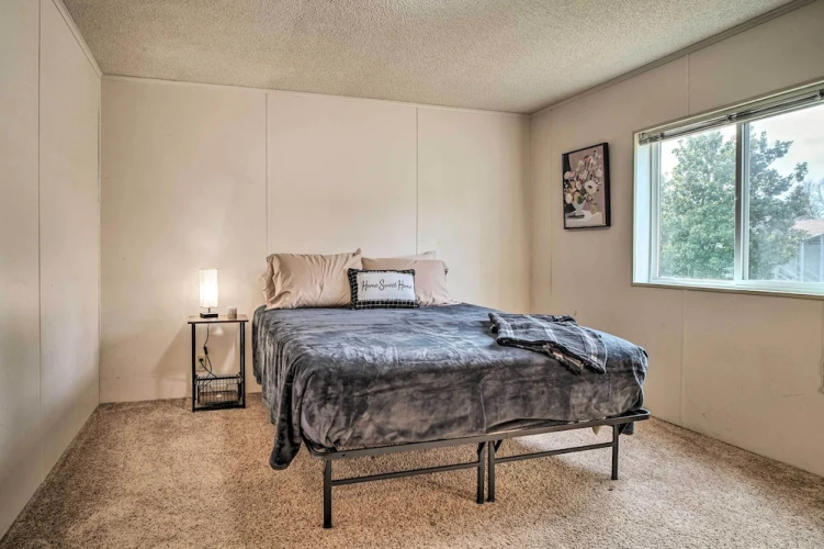 Charming Grants Pass Home w/ Large Backyard!