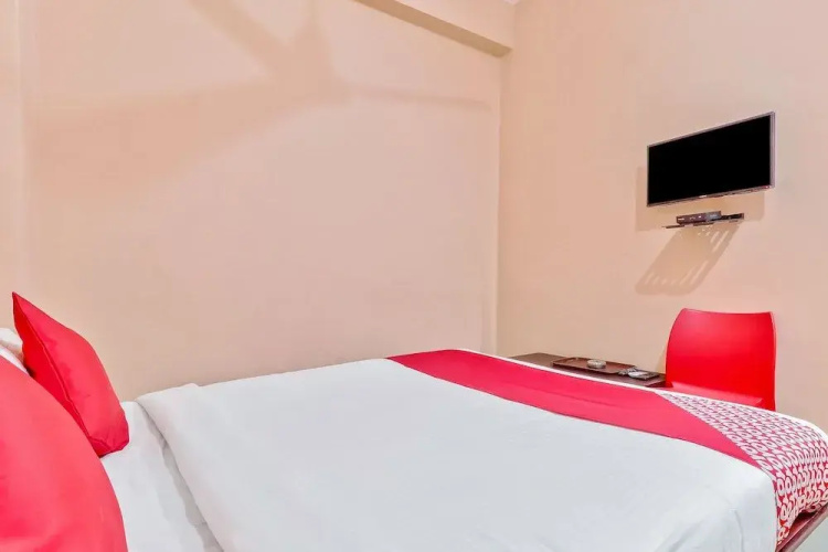 OYO 17177 Ams Hotel