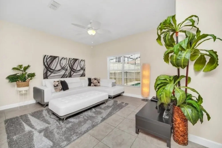 4891clock 4 Bedroom Townhouse