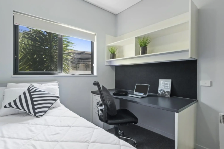 5 Bedrooms Apartment