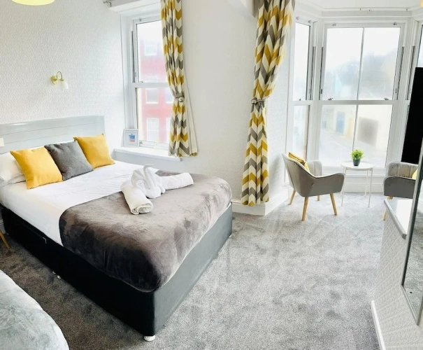 Triple room with partial sea view