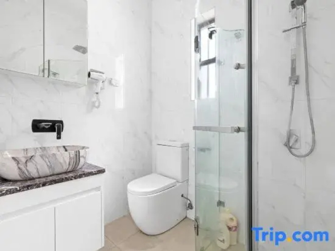 Cozy & Well-Located Room – Steps from Transit & University